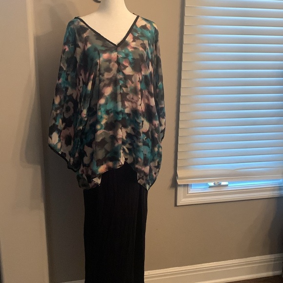 Women’s Large Sheer Colorful Black Top, Preloved, Wide Qtr sleeve, V neck & back - Picture 7 of 7